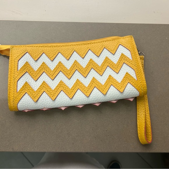 Wristlet Chevron Pattern Yellow and White Wristlet by JINGPIN ABSS no damages - Picture 1 of 5